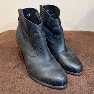 UGG W Charlotte Seaweed Perforated BLACK Chunky Heel Booties Back Zipper Sz 6